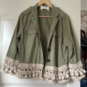 Grön Zarajacka - Såå snygg grön eller khaki trekvartsärmad "jeanskacka" från Zara med fina detaljer! Eftertracktad och så snygg 3/4 ärmad modell! 