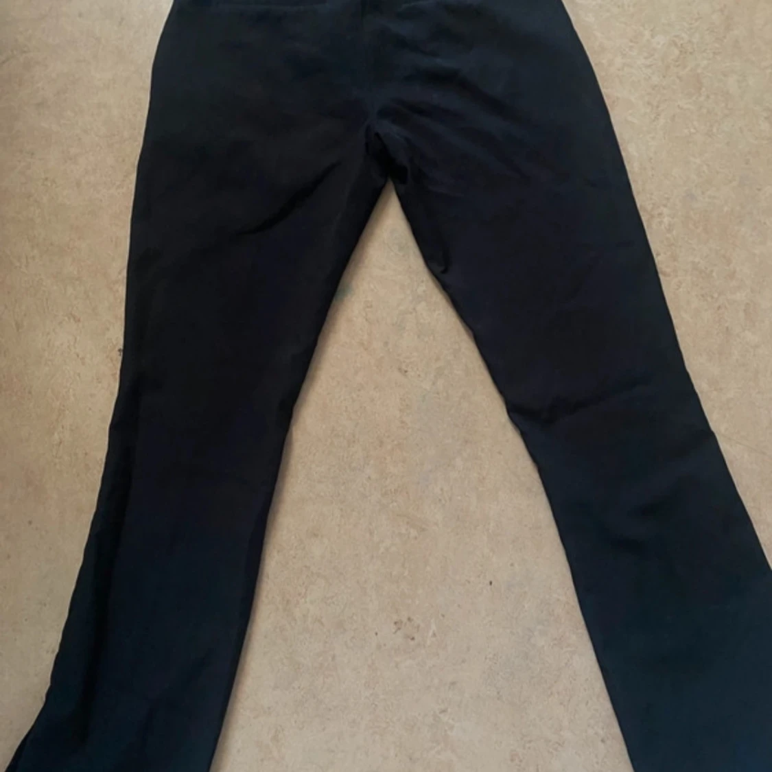 Svarta bootcut byxor från BikBok