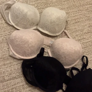 Spetsiga bh-toppar i vitt, rosa och svart -  Säljer dessa 3 behåar i strl 75C med push up från Primark. Svart, rosa, vitt. Som nya använda vid enstaka tillfälle