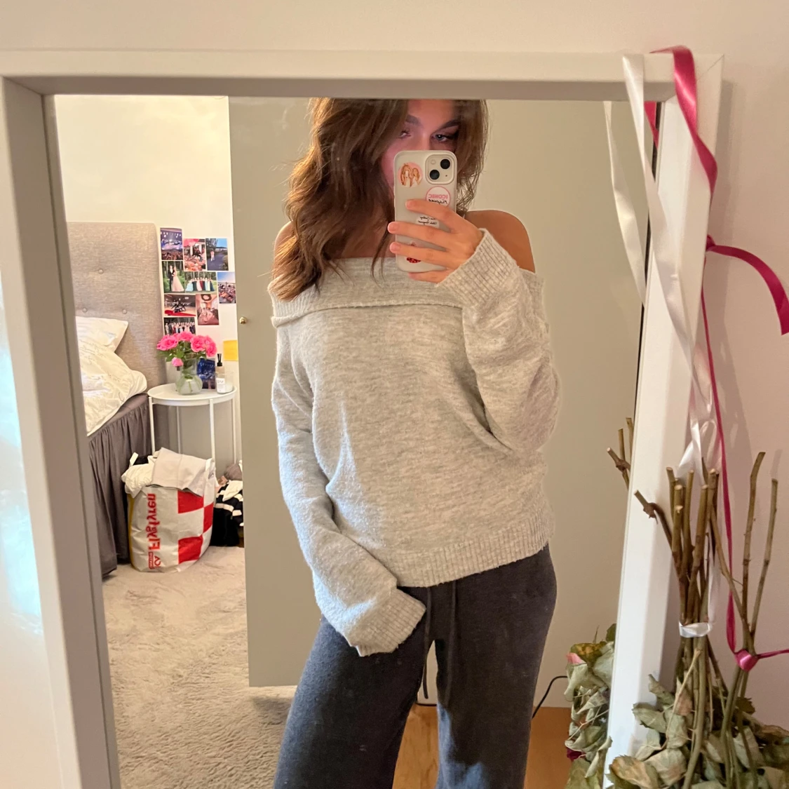 Ljusgrå offshoulder stickad tröja