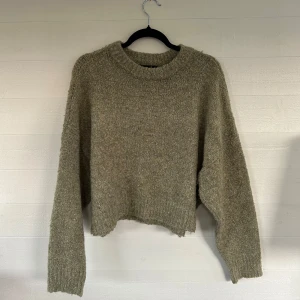 Beige stickad tröja - Mysig beige stickad tröja från Pieces i oversized modell. Tröjan är i XL men skulle säga att den är ganska liten i storlek så passar även S-L. Tröjan har grovstickad struktur, rund halsringning och långa ärmar. Perfekt för lager-på-lager och chill höst- och vinterstil.