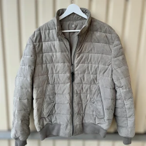 Ralph lauren mockajacka - Grå mockajacka från Ralph som är reversible | Storlek M | Nyrpis ligger på runt 10k | Jackan är aldrig använd och mockan är i toppskick |Vid frågor eller behov av fler bilder är det bara att höra av sig.