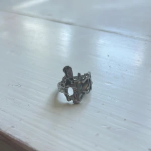 Ring - Säljer den här fina ringen. Inte äkta silver men rostfritt stål och färgar inte av sig en grön färg och den tappar heller inte sin färg. Ringen är justerbar💕