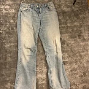 Ljusblå raka jeans från Zara - Ljusblå jeans från Zara i klassisk femficksmodell. Jeansen har raka ben och normal midja, tillverkade i mjukt denimtyg. Perfekta för en avslappnad och trendig look. Snygg tvätt och enkel att matcha med det mesta.