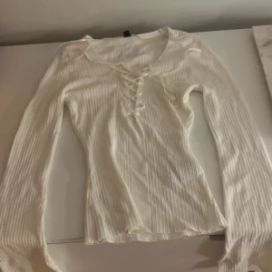 Hm långärmad tröja - En jättefin långärmad tröja ifrån Hm, den är ribbstickad och har lite utsvängda armar. Om ni vill se den på så är det bara att skriva! Den är helt ny och har aldrig använt och har prisslapp kvar.