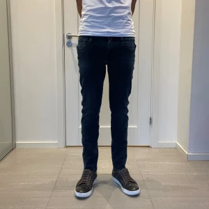 Replay Anbass Hyperflex Jeans  - Säljer nu dessa Replay Anbass Hyperflex jeans i mörkblå/svart färg, W30 o L32, skriv för fler bilder/frågor🙌🏼
