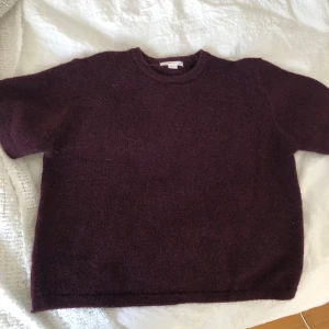 Stickad kortärmad tröja - Jag säljer en mysig och fin stickad kortärmad tröja, den är i nytt skick då den nästan inte använts. 💕