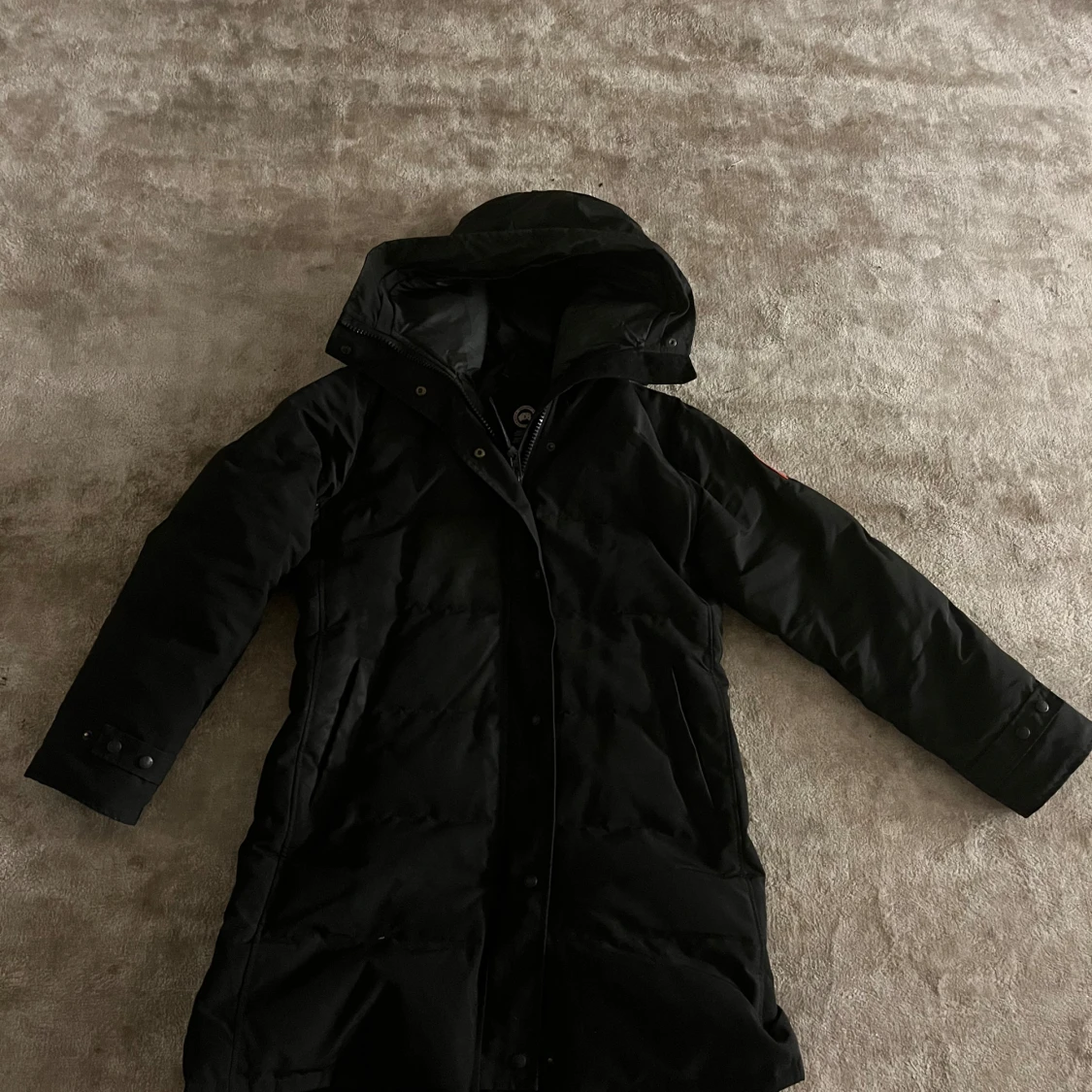 Svart lång dunjacka med huva