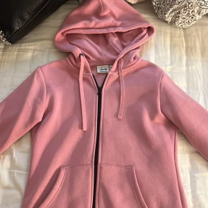 Rosa zip hoodie  - Mysig rosa zip hoodie i storlek XS. Tröjan har dragkedja framtill, huva med snörning. Tillverkad i mjuk bomullsmix och har ribbade muddar vid ärmsluten.💕