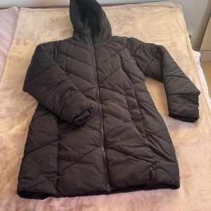 Svart pufferjacka från McKinley - Varm och snygg jacka med huva och hel dragkedja framtill. Quiltad design med snedställda sömmar som ger en modern look samt patch med logga på ärmen. Perfekt för kalla dagar – både praktisk och stilren!  💸 Säljer billigt & brukar acceptera prisförslag – kika gärna in på mina andra annonser 🌸 📦 Snabb leverans & rökfritt hem. 