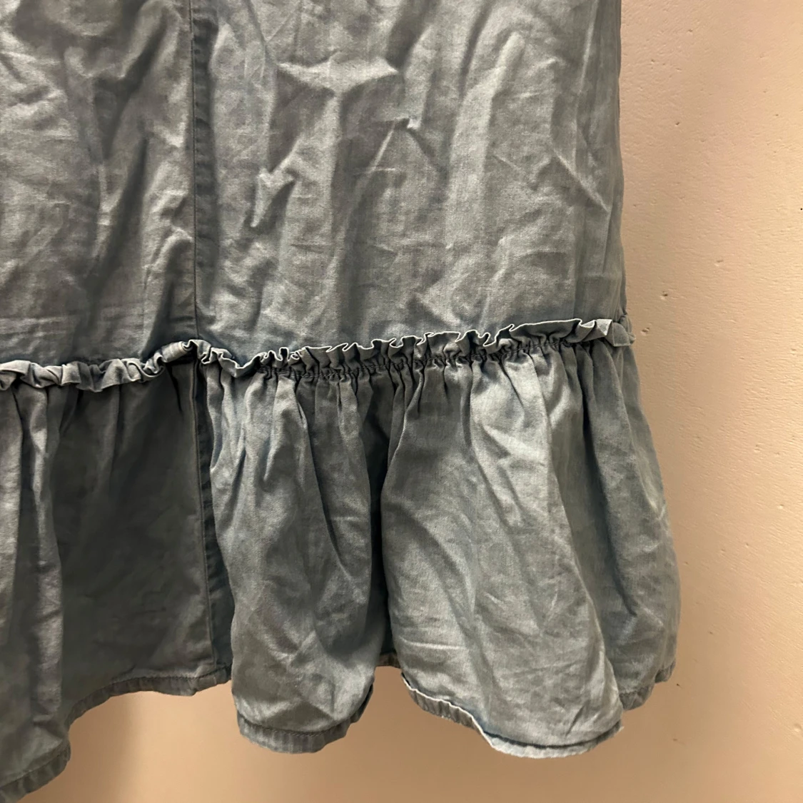 Ljusblå volangklänning med snörning - 3