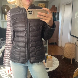 Jacka med framfickor - Jacka med framfickor i storlek m/l