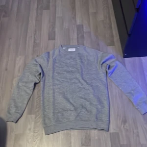 Pier one sweatshirt - Säljer denna helt nya pier one sweatshirt då den va för stor för mig, testad en gång.