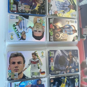 Lionel Messi - Fotbollskortsamling - Samling av exklusiva fotbollskort med Lionel Messi och Mario Götze. Perfekt för dig som älskar fotboll, samlar på sportkort eller vill ha något unikt i din hylla. Flera limited edition och glänsande kort – ett måste för fans och samlare!