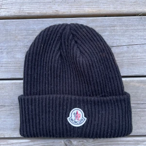 MONCLER MÖSSA - Hej säljer nu min moncler mössa för 499 kr.                 Jag säljer den så billigt för påsen som gick med den gick sönder😢bara att höra av sig vid. Funderingar