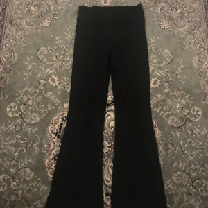 flare tight -  svarta ribbade flare tights från My wear. passar storlek XS och S. säljer dom på grund av att jag aldrig har använt dem.