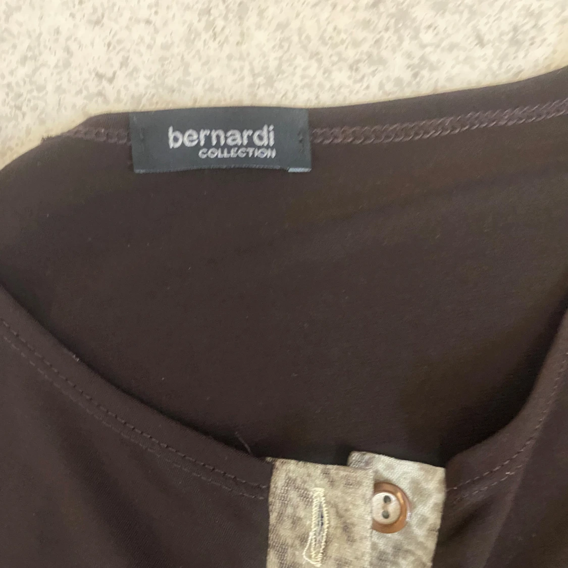 Brun topp med knappar från Bernardi - 1