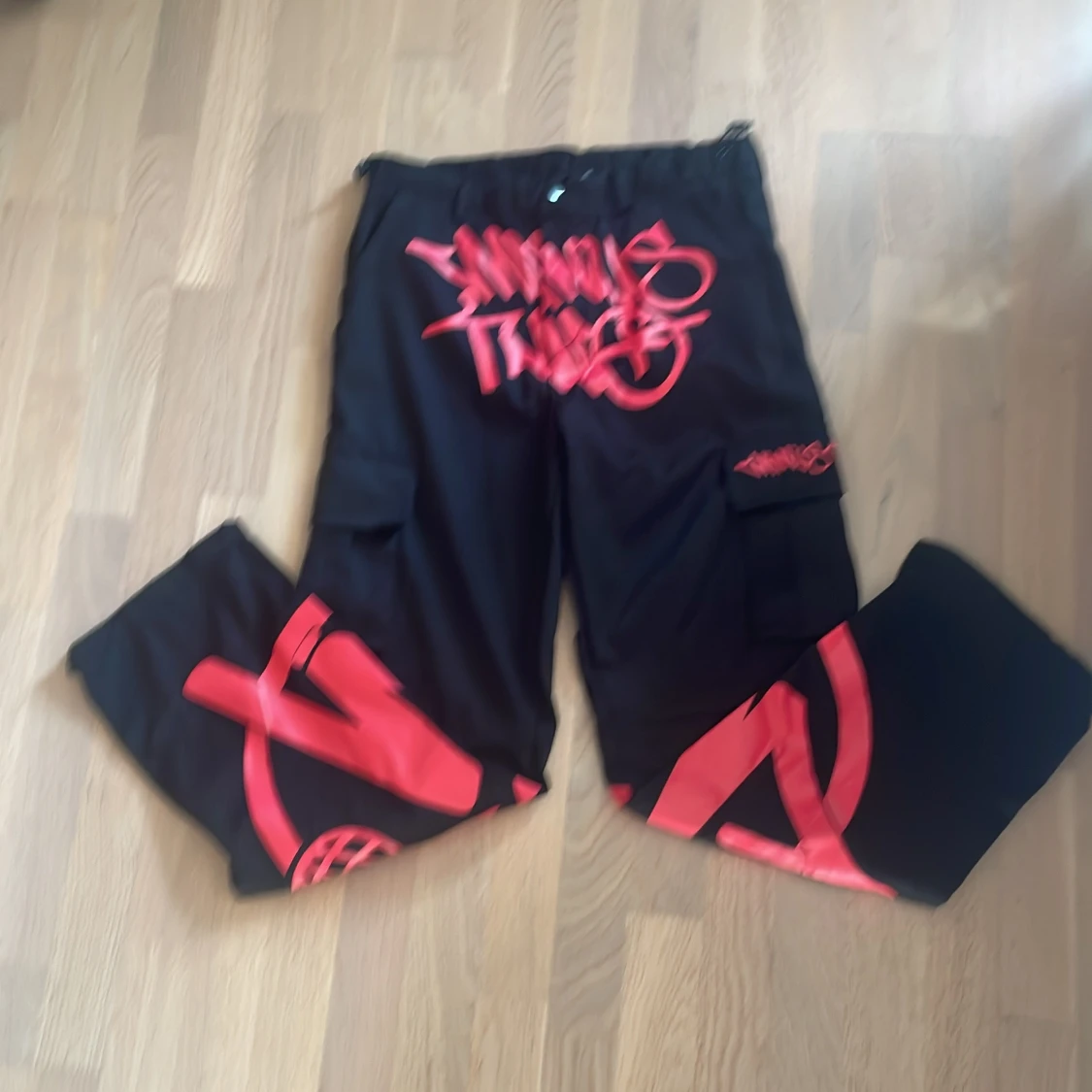 Minustwo Svarta cargopants med röd graffiti