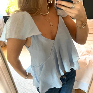 Ljusblå omlott blus med volang - Gullig volang topp från Zara