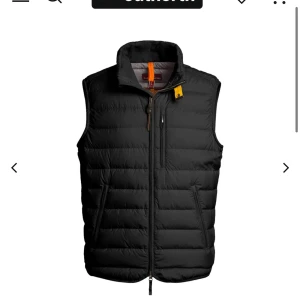 Svart dunväst från Parajumpers Äkta - Svart dunväst från Parajumpers i storlek M. Västen är knappast använd, man får med märken som ytligare bevisar att den är äkta. Inte använder för att den varit för liten 