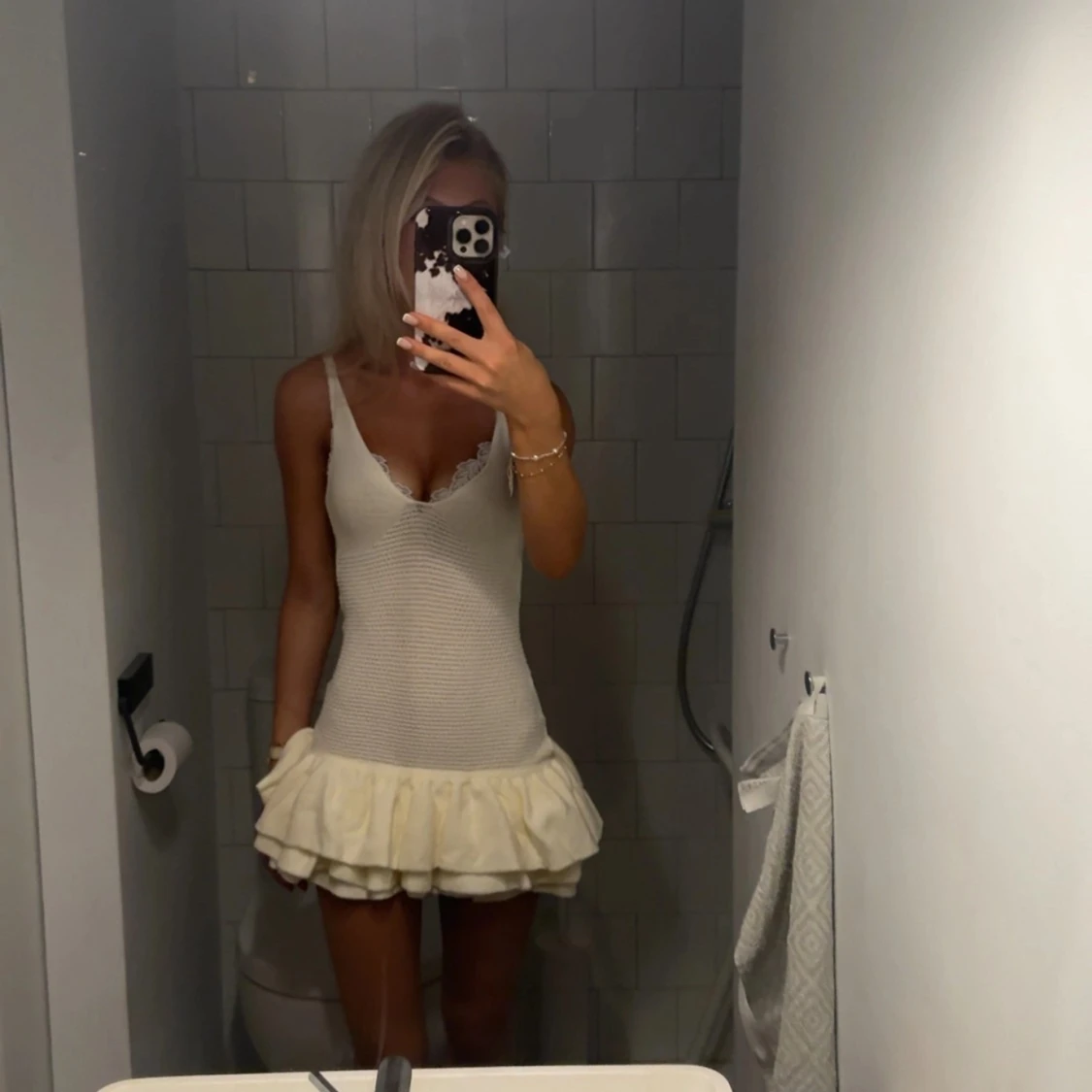 Vit stickad kortklänning med volang