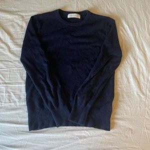 Mörkblå kashmirtröja från Sayless - Mysig mörkblå tröja från Sayless i mjuk kashmir. Klassisk rund halsringning och långa ärmar med ribbade muddar. Perfekt för dig som gillar stilrena och bekväma plagg med lyxig känsla. Nypris 899kr Passar 155-165 Har ett hål i armbågen därav priset.