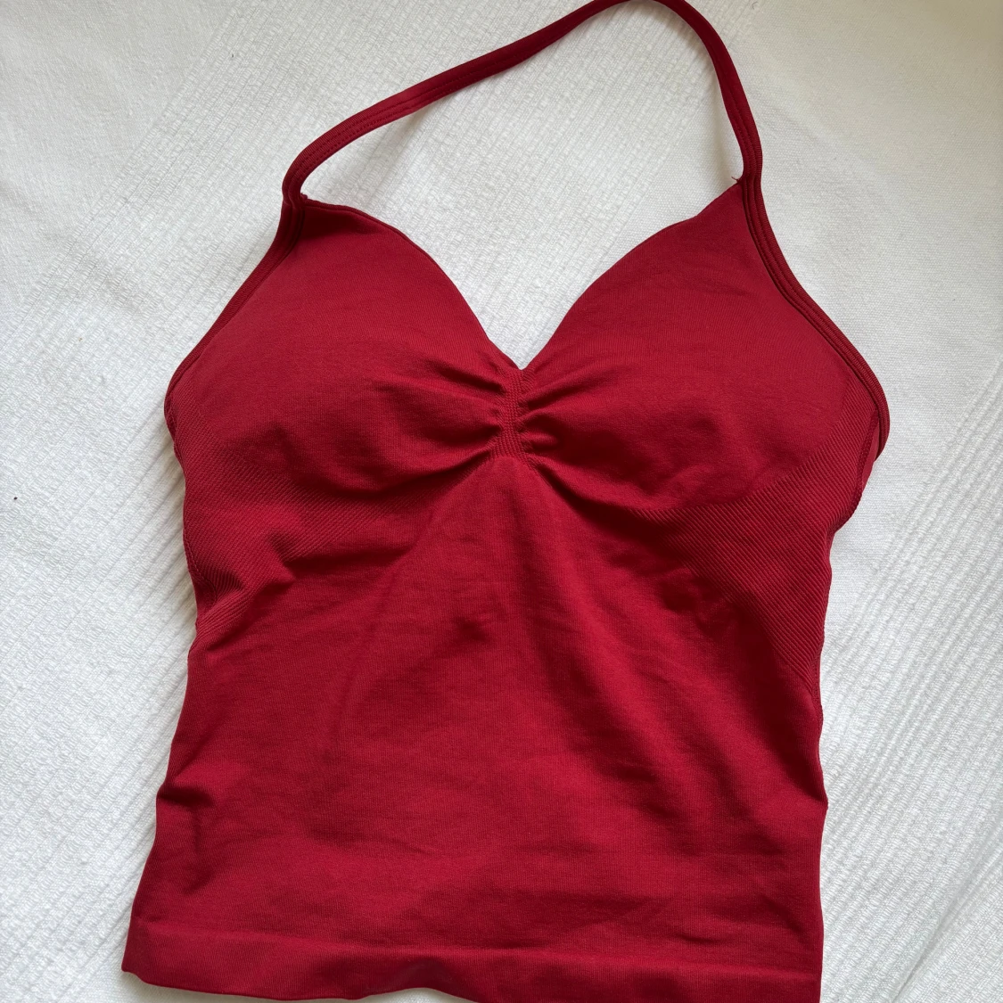 Röd halterneck träningstopp