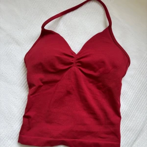 Röd halterneck träningstopp - Träningstopp, från SHEIN. Aldrig använd säljes pga förliten. Passar ej större byst!🍒