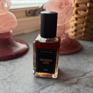 Lush Turmeric Latte Parfym - Unik parfym från Lushs The Perfume Library-serie. Flaskan har en cool, modern design och namnet Turmeric Latte sticker ut. Perfekt för dig som vill ha något annorlunda i parfymhyllan. 30ml. Ny