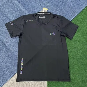 Svart Under Armour t-shirt i polyester - Svart t-shirt från Under Armour med färgglad logga på bröstet och text längs sidan. Tillverkad i lätt och snabbtorkande polyester, perfekt för träning. Klassisk rund hals och korta ärmar ger en sportig vibe.