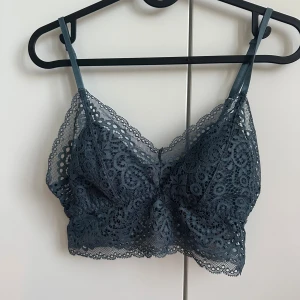 Bralette  - Blågrön bralette med spets. Aldrig använd.