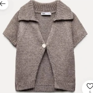 Beige stickad tröja Zara - Kortärmad stickad väst i beige från Zara med bred krage och en knapp framtill. Är använd typ 1-2 gånger - så mycket bra skick!❤️