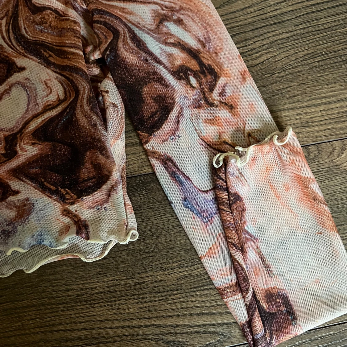 Mesh topp med swirlmönster i brunt - 2