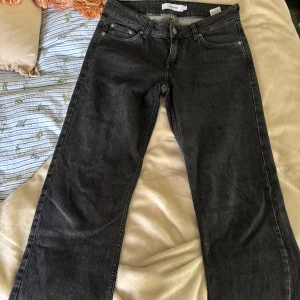 Jeans low waist - Low waist jeans från junkyard. Straight leg. Superfina och knappt använda då de inte riktigt passar mig🥰