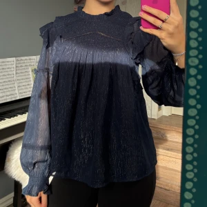 Supergullig blus  - Jättefin och skön blus som e glittrig 💙 Den kommer tyvärr inte till användning 