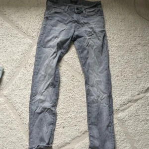 Grå slim jeans Jack & Jones 28/30 - Slim fit jeans från Jack & Jones i modellen Glenn. Jeansen är helt nya och har typ aldrig använts. 