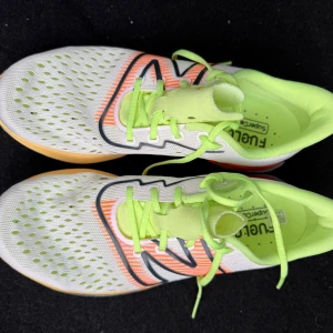 New Balance Löparskor  - I jätte fint skick, endast använda två ggr. Inga defekter så, kanske lite smutsiga under skorna. Nypris 1300 :)