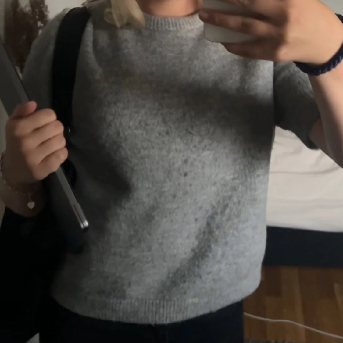 Grå stickad tröja - 1