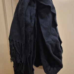 Marinblå stickad halsduk med fransar glitter - Säljer då jag inte använder denna längre.