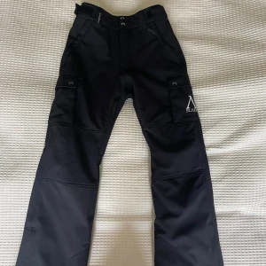 Skid/ snowboardbyxor  - Skid/ snowboardbyxor, väldigt fint skick! 