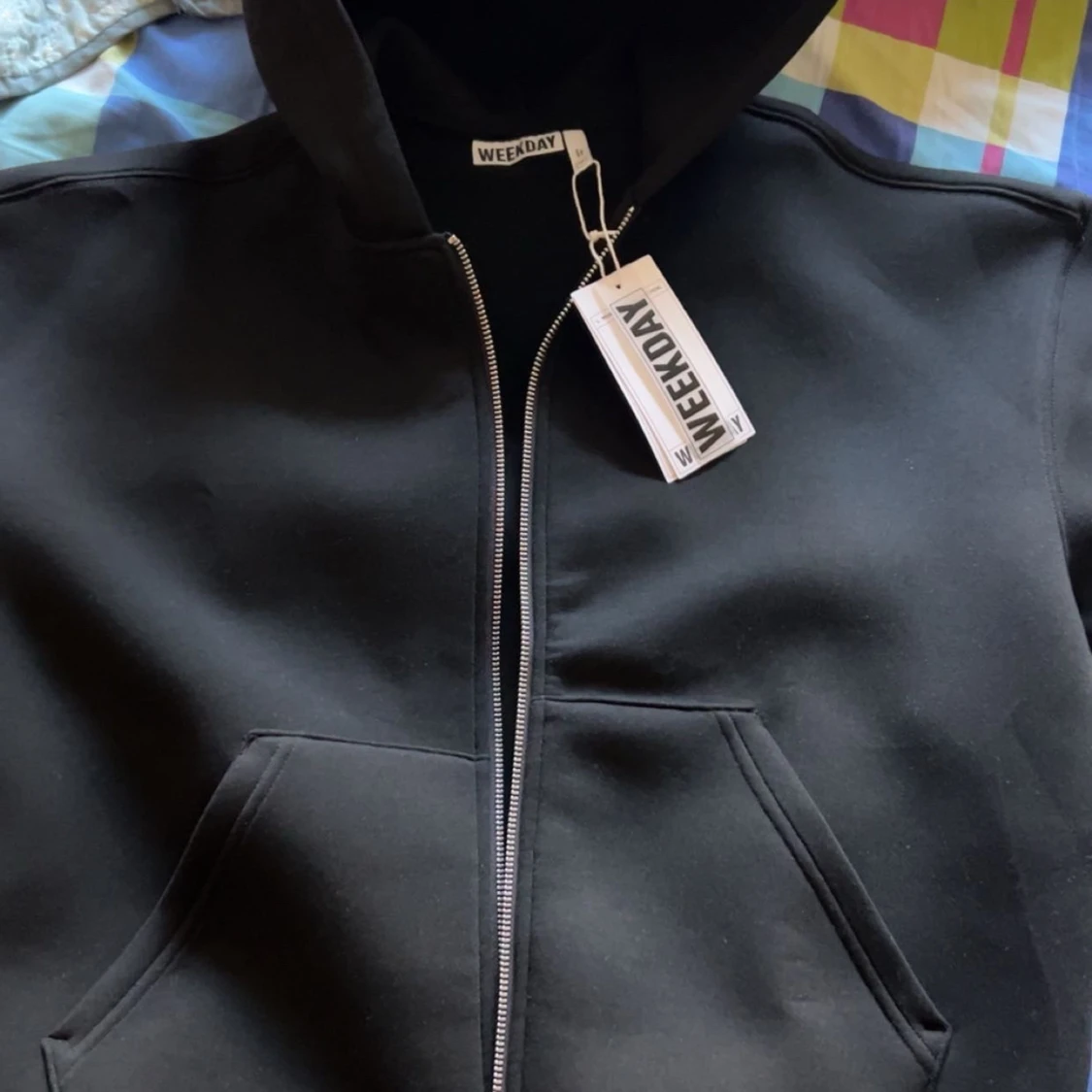 Svart hoodie med dragkedja från Weekday