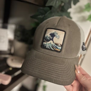 Public Domain Keps - Kostar egentligen 299kr men den är nu slutsåld, så jag säljer för 225kr. Aldrig använt den själv, så man kan säga att den är helt ny utan prislapp. Skriv ifall ni har några frågor eller om pris ska diskuteras!!🤗💕