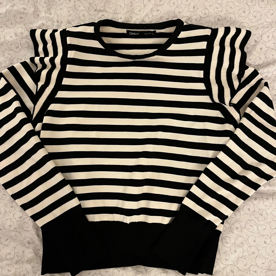 Randig svartvit tröja från ONLY