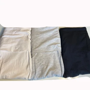 3-pack fold over yoga pants i vitt, grått och svart - Säljer ett 3-pack fold over yoga pants i vitt, ljusgrått och svart. Byxorna har låg midja och bootcut ben med relaxed fit. Perfekta för chill dagar eller när du vill vara bekväm. Tillverkade i mjukt bomullsmaterial som känns skönt mot huden.