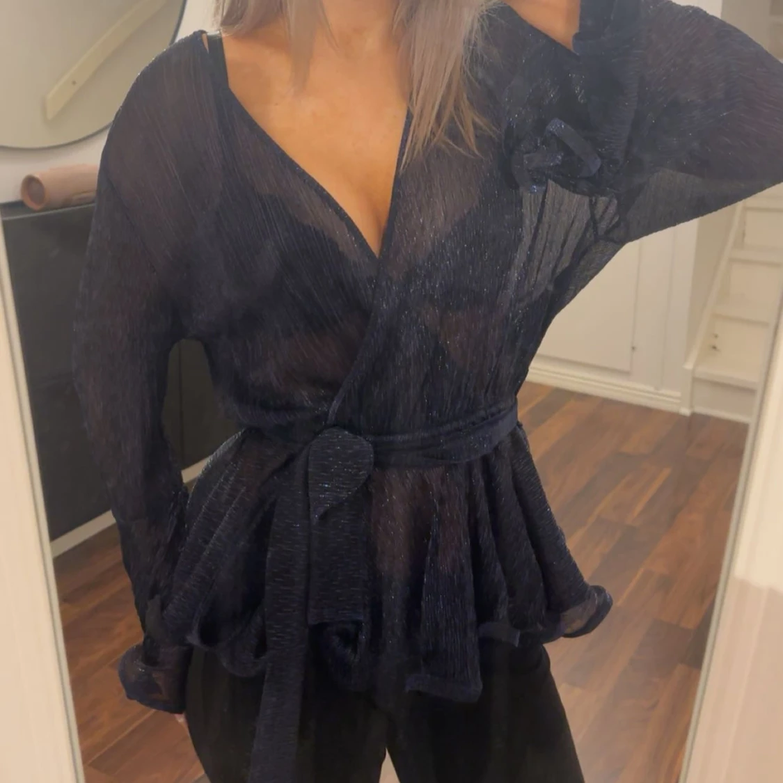 Mörkblå volang blus