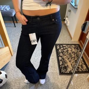 Mörkblå bootcut jeans från Zara - Säljer mina helt nya oanvända bootcut jeans från Zara🩵🩵