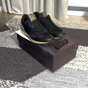 Valentino Rockrunners  - Snygga svarta Valentino rockrunners i storlek 41! Med skorna får du med dustbags, box och extra snörerna⭐️ hör av er om minsta frågor!
