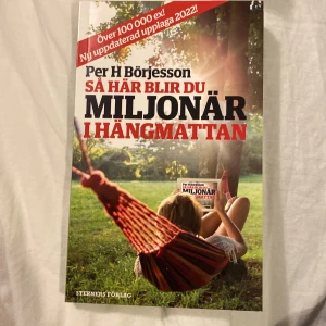 Så här blir du miljonär i hängmattan - Vill du lära dig smarta sätt att bygga din ekonomi och bli miljonär på ett avslappnat sätt? Den här boken är perfekt för unga vuxna som vill få koll på pengar och investeringar, utan att det blir krångligt. Uppdaterad upplaga 2022!