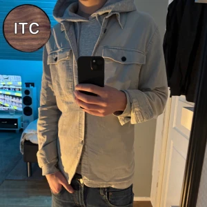 Overshirt - Säljer en riktigt snygg Overshirt! Perfekt att slänga över en hoodie för en avslappnad look!