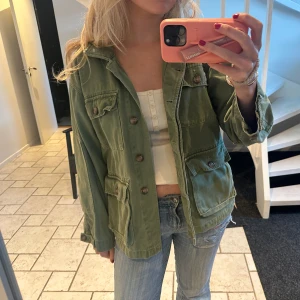 Grön jeans jacka - Super cool grön jeans jacka från Zara ❣️